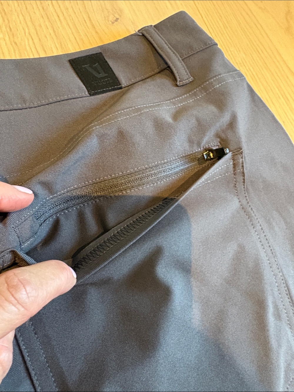 Vuori Meta pants Men's deep grey tapered chino - Picture 5 of 6